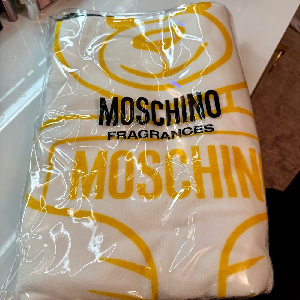 ✨ New Moschino Toy 2 Box With Towel ✨